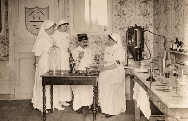 image of French nurses assisting a doctor preparing a vaccination Nurses Watching Doctor Prepare a Vaccine, France, France, c.1910 (postcard) / Private Collection / The Burns Archive and Museum of Historical Photography / Bridgeman Images
