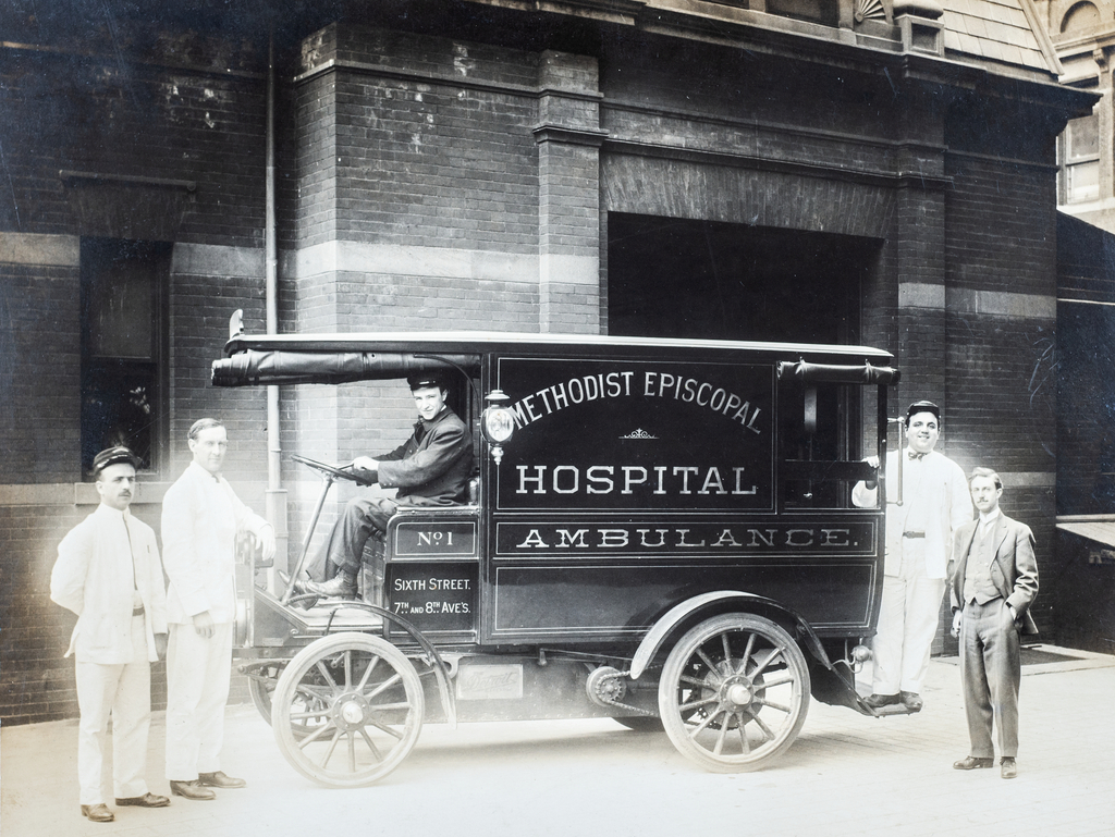 photo of an american ambulance from 1910 Four Attendants and a Doctor Pose with Methodist Episcopal Hospital Motor Ambulance, Brooklyn NY, Brooklyn NY, c.1910 (silver gelatin print) / Private Collection / The Burns Archive and Museum of Historical Photography / Bridgeman Images