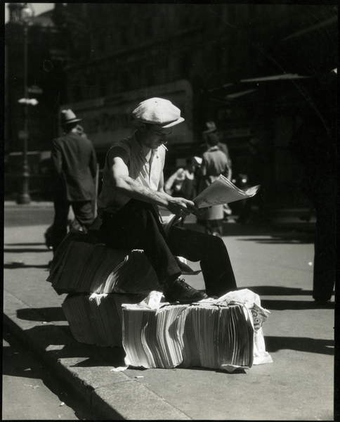 Newspaper vendor, USA, c.1920-38 (gelatin silver photo), Irving Browning, (1895-1961) / Collection of the New-York Historical Society, USA / © New York Historical Society / Bridgeman Images
