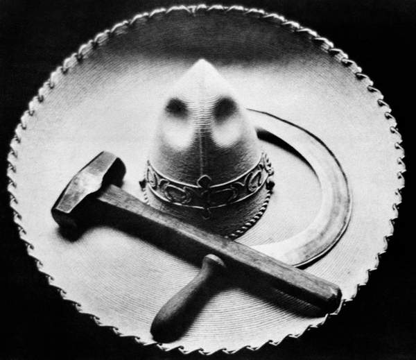 photograph titled Struggles in mexico c.1923 (b/w photo), Modotti, Tina (1896-1942) / Private Collection / Prismatic Pictures / Bridgeman Images 