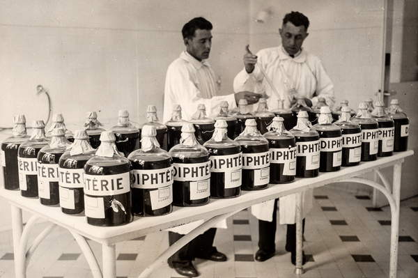 photo of Diphtheria Vaccines, Institut Pasteur, Paris, France, 1943 (silver gelatin print) / Private Collection / The Burns Archive and Museum of Historical Photography / Bridgeman Images