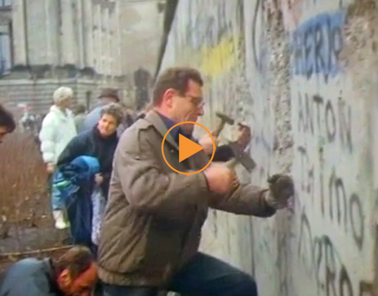 The fall of the Berlin Wall, 1989 / Bridgeman Art Library