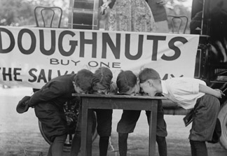 Boys Chow Down on a Table in a Donut Eating Contest 1922 (photo) / Universal History Archive/UIG 
