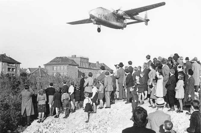 An American plane landing at Tempelhof airport during the Berlin Airlift (24th June 1948 - 11th May 1949), Berlin, 17th October 1948 German Photographer / Deutsches Historisches Museum, Berlin, Germany / DHM