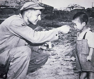 American soldier shares his rations with South Korean child (b.w photo) / Peter Newark Military Pictures