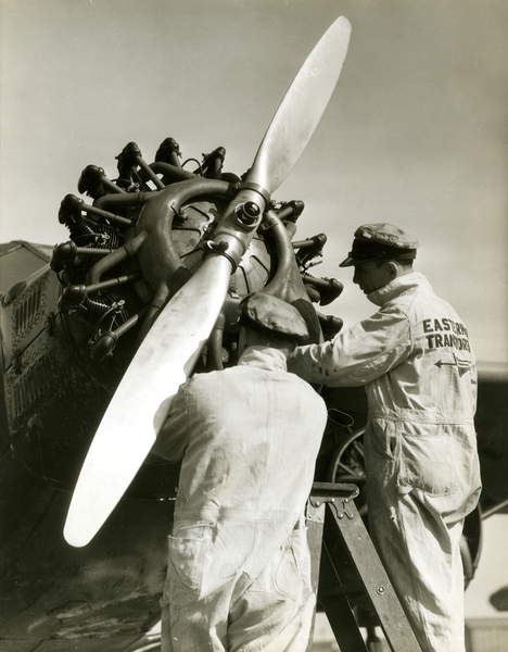 Mechanics fix plane prop, USA, c.1920-38 (gelatin silver photo), Irving Browning, (1895-1961) / Collection of the New-York Historical Society, USA / © New York Historical Society / Bridgeman Images